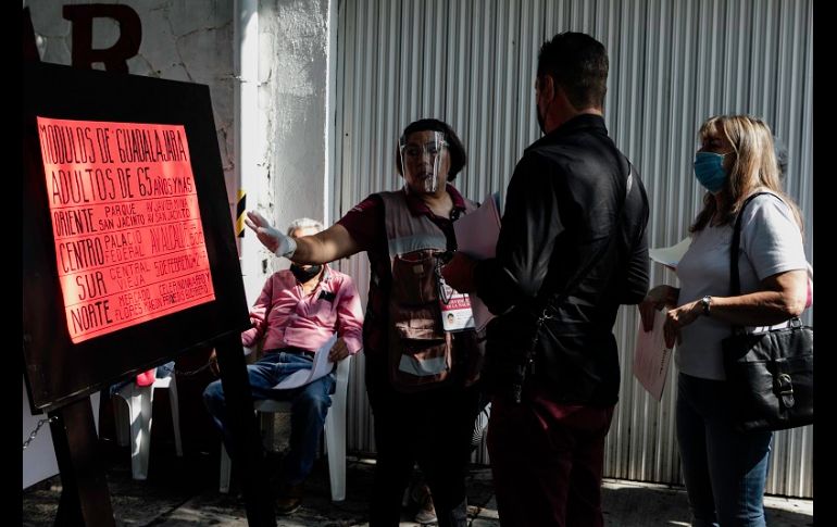 Muchos adultos mayores hicieron un gasto económico para llegar a las instalaciones, y por el estado físico y de salud será difícil para ellos recuperarlo. EL INFORMADOR/G. Gallo