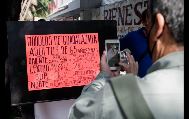 Muchos adultos mayores hicieron un gasto económico para llegar a las instalaciones, y por el estado físico y de salud será difícil para ellos recuperarlo. EL INFORMADOR/G. Gallo