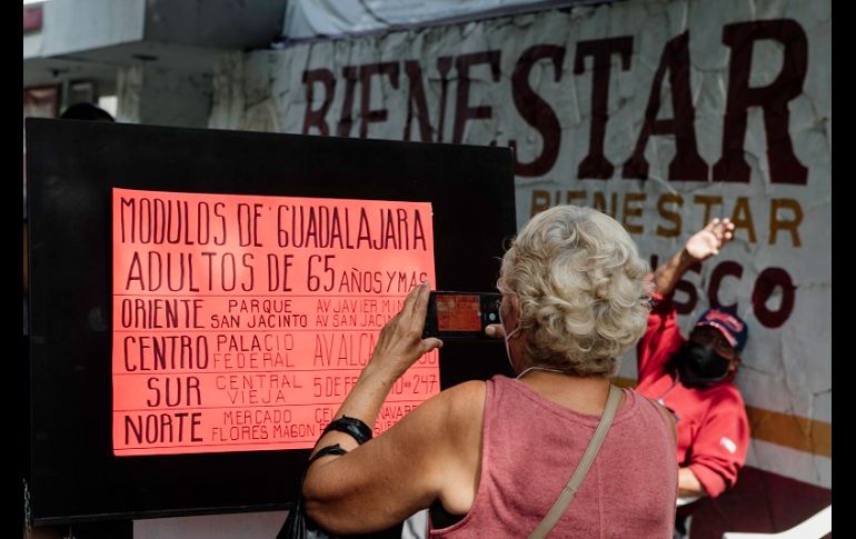Muchos adultos mayores hicieron un gasto económico para llegar a las instalaciones, y por el estado físico y de salud será difícil para ellos recuperarlo. EL INFORMADOR/G. Gallo