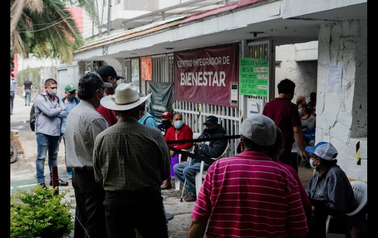 Muchos adultos mayores hicieron un gasto económico para llegar a las instalaciones, y por el estado físico y de salud será difícil para ellos recuperarlo. EL INFORMADOR/G. Gallo