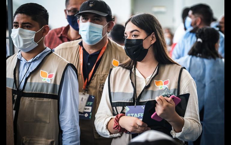 En el primer día se aplicaron tres mil 500 dosis, que se ampliarán a cinco mil vacunas diarias en los próximos días. ESPECIAL