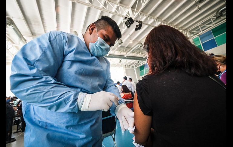 Son más de 100 voluntarios que coordinan las filas y perifonean para guardar el orden en el recinto; asimismo, dan atención e información a los ciudadanos. ESPECIAL