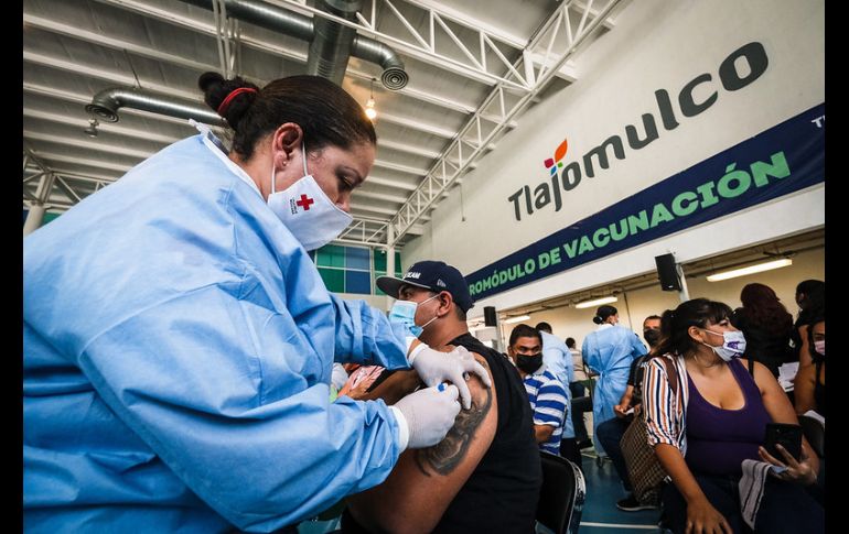 En el CAT también se atienden a mujeres embarazadas para primera y segunda dosis en las cuatro células que están repartidas en el salón. ESPECIAL