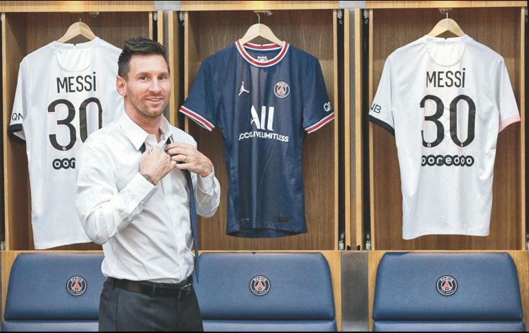 Firmó. El astro argentino llegó a firmar su contrato con el PSG. AP