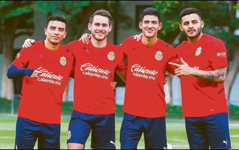 De lleno. Fernando Beltrán, Jesús “Canelo” Angulo, Uriel Antuna y Alexis Vega entrenaron al parejo de sus compañeros. @Chivas