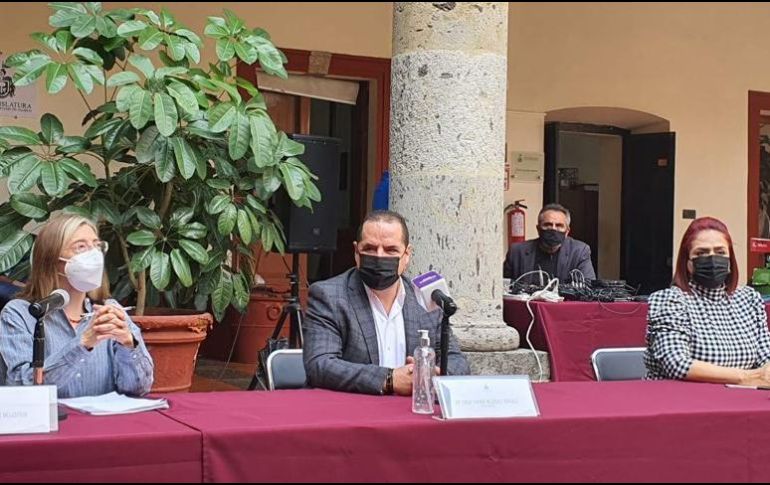 Enrique Velázquez (centro) y otras legisladoras revelaron que no han sido notificados de la sesión extraordinaria de pleno programada para este jueves. ESPECIAL /