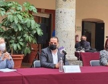 Enrique Velázquez (centro) y otras legisladoras revelaron que no han sido notificados de la sesión extraordinaria de pleno programada para este jueves. ESPECIAL /