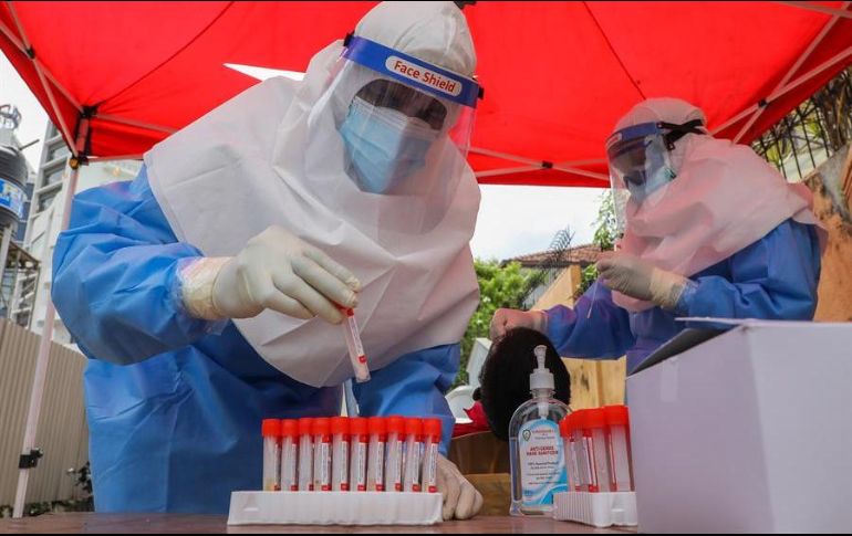 Las personas con síntomas como fiebre, tos, dificultad para respirar o con sospecha de contagio de COVID-19 pueden solicitar vía telefónica una cita para una prueba. EFE/C. Karunarathne