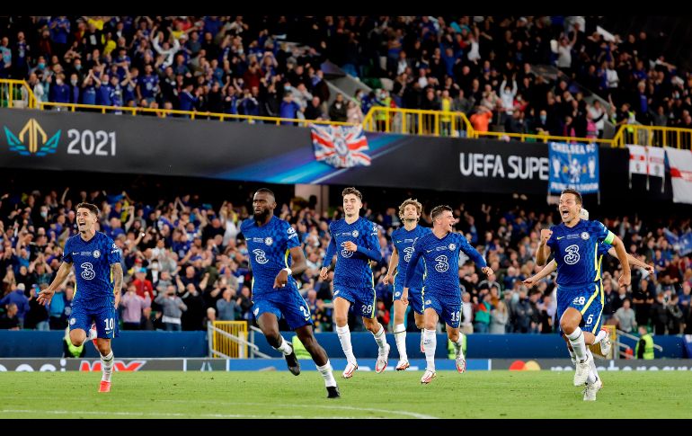 JÚBILO. Cuando Kepa detuvo el penal, los jugadores se arrancaron a abrazarlo. EFE/J. CÁRDENAS