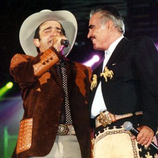 Pide Vicente Jr. no hacer caso a especulaciones y noticias falsas sobre la salud de su padre