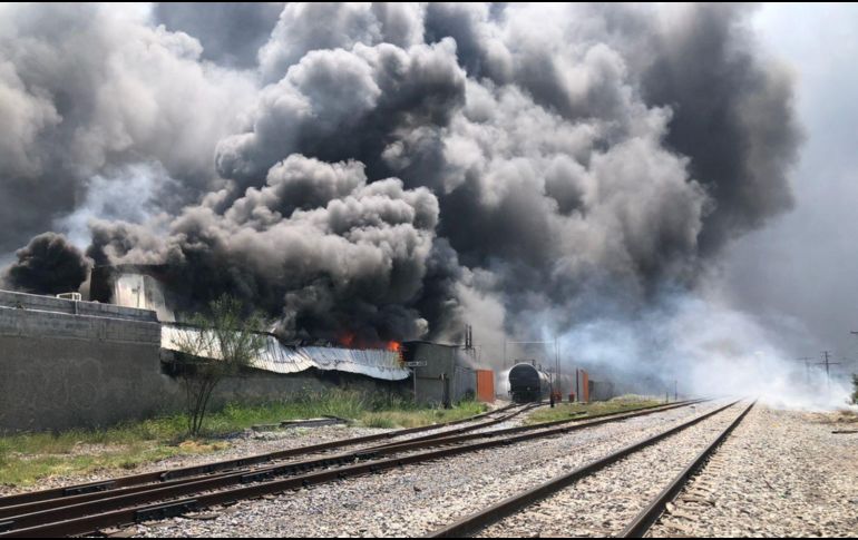 Varias horas después de la explosión en Santa Catarina, el incendio no había sido controlado. Twitter@PC_NuevoLeon