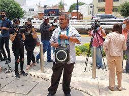 Miguel Ramírez pudo acercarse al hijo de Vicente Fernández para expresar sus buenos deseos, al tiempo que cantó un par de canciones apoyado por un pequeño radio portátil. EL INFORMADOR / N. Gutiérrez