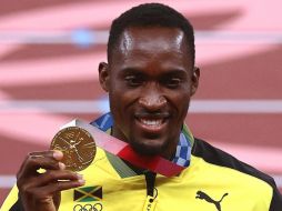 El gesto de una voluntaria le permitió a Hansle Parchment hacerse del oro. EFE/F. Izmail