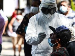 Trabajadores de Salud realizan pruebas para detectar COVID-19 hoy en Acapulco, Guerrero. EFE/D. Guzmán