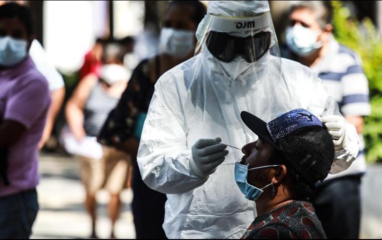 Trabajadores de Salud realizan pruebas para detectar COVID-19 hoy en Acapulco, Guerrero. EFE/D. Guzmán