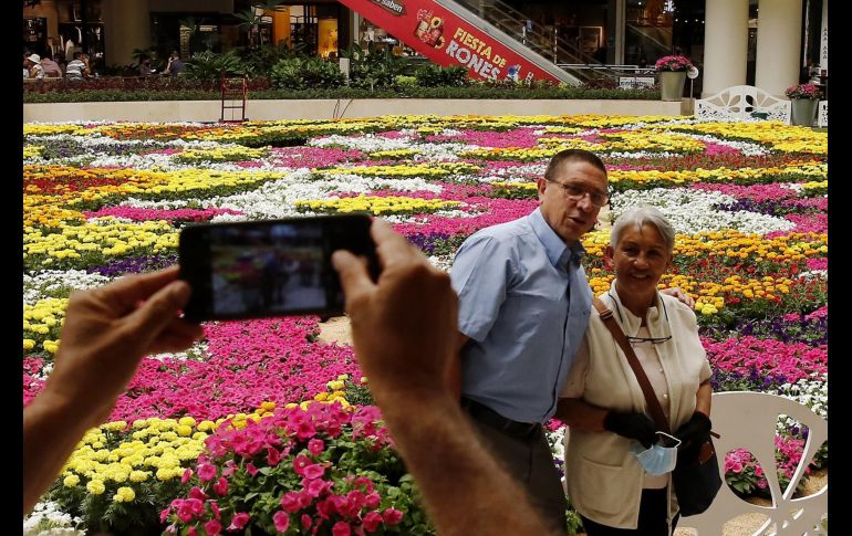 Cientos de personas acudieron a admirar la obra y tomarse fotografías. EFE/L. Noriega