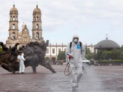 Un grupo de brigadistas realiza trabajos de desinfección y limpieza de áreas públicas en el municipio de Zapopan. EFE/F. Guasco