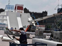 Aspectos de la construcción de la maqueta a escala del Templo Mayor. SUN/H. García