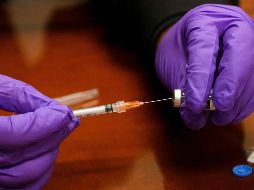 Según los CDC, un 59.2% de los estadounidenses ha recibido al menos una dosis de algunas de las vacunas contra el COVID-19, y un 50.2% la pauta completa. AFP / ARCHIVO