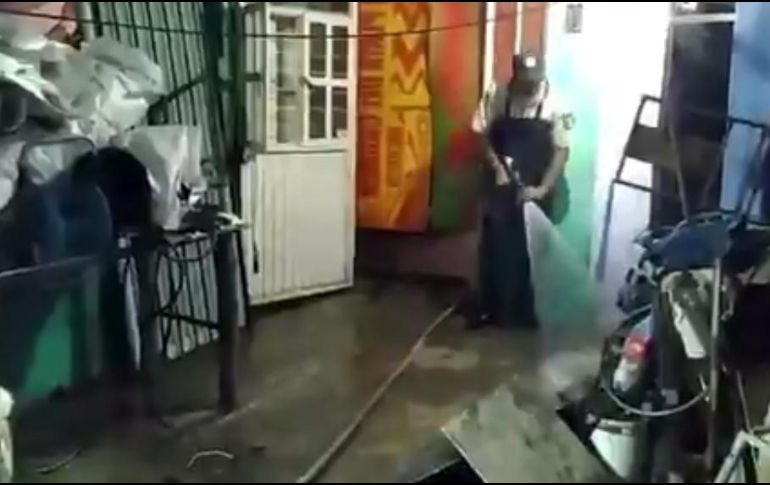 Bomberos de Zapopan detallaron que los daños “no fueron tan importantes”, y personal de la corporación trabaja en la zona limpiando las casas.TWITTER / @UMPCyBZ