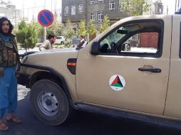 Un militante talibán posa junto a un vehículo de las fuerzas armadas afganas tras la toma de la ciudad de Herat, este viernes. EFE