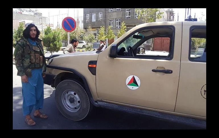 Un militante talibán posa junto a un vehículo de las fuerzas armadas afganas tras la toma de la ciudad de Herat, este viernes. EFE