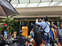 Expresan la inconformidad de otros pacientes del hospital y sus familiares por las aglomeraciones que se concentran diariamente a las afueras del hospital. EL INFORMADOR/J. Pérez