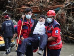 Fuertes aguaceros azotaron el miércoles las provincias de Bartin, Kastamonu, Sinop y Samsun, en la costa del Mar Negro. EFE/I. Yozoglu