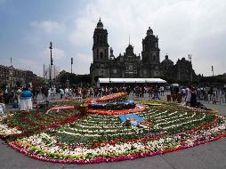 Memoria. Se llevó a cabo una ceremonia en el Zócalo de Ciudad de México para recordar los 500 años de resistencia indígena. Recordaron por un día el esplendor perdido del antiguo imperio. AFP/R. Arangua