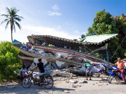 Habitantes compartieron imágenes que muestran los desesperados esfuerzos para sacar a gente de los escombros de los edificios derrumbados. EFE/R. Erol