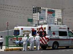 Ambulancias con personas con síntomas de COVID llegan hoy a un hospital del IMSS en Ciudad de México. SUN/D. Simón Sánchez