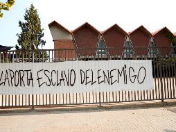 Molestia. En las inmediaciones del Camp Nou se colocaron algunas mantas en las que le reclamaban a Joan Laporta por la salida de Messi. EFE/ A. García
