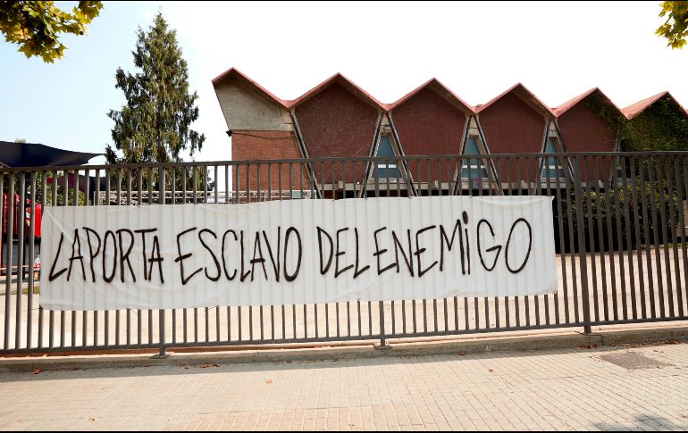 Molestia. En las inmediaciones del Camp Nou se colocaron algunas mantas en las que le reclamaban a Joan Laporta por la salida de Messi. EFE/ A. García
