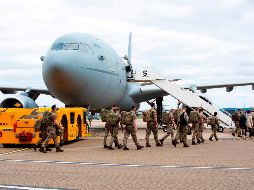 Las miles de personas que se concentraron en las pistas de aterrizaje obligaron a las fuerzas estadounidenses a enviar soldados para tratar de sacar a los afganos de las pistas de despegue de la zona militar. EFE / S. Floyd