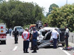 En el video se observa que un motociclista se aproxima al punto del percance a exceso de velocidad, pero no alcanza a frenar y cae. SUN