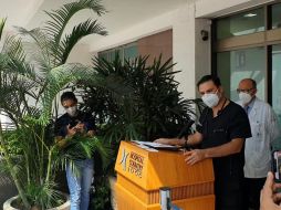 Luis Arturo Gómez, médico internista intensivista que está tratando a Vicente Fernández, habla ante medios de comunicación. EL INFORMADOR/K. Esparza