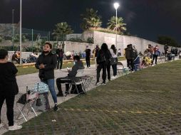 Jóvenes esperan en la madrugada afuera de un centro de vacunación de Morelia, Michoacán, para recibir la primera dosis de la vacuna anticovid. EFE/I. Villanueva