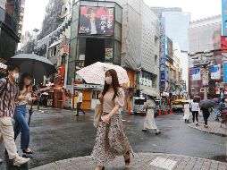 En Japón, la epidemia ha sido menor que en muchos otros países, con unas 15 mil 400 muertes pese a no haber impuesto confinamiento, pero sólo el 37% de la población está vacunada. AP / K. Sasahara