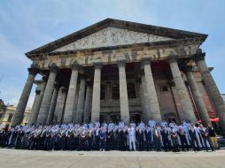 Con el Teatro Degollado como escenario, los Mariachis de Guadalajara se tomaron la foto oficial de la Temporada 2021 de la Liga Mexicana de Beisbol. EL INFORMADOR / D. Reos