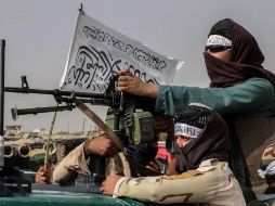 Un combatiente talibán monta guardia en un puesto de control, este martes en la ciudad de Kandahar. EFE