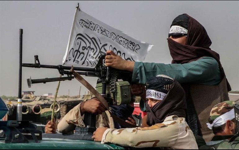 Un combatiente talibán monta guardia en un puesto de control, este martes en la ciudad de Kandahar. EFE