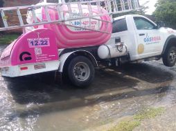 La parte delantera derecha del vehículo alcanzó a elevarse unos 60 centímetros del concreto. ESPECIAL