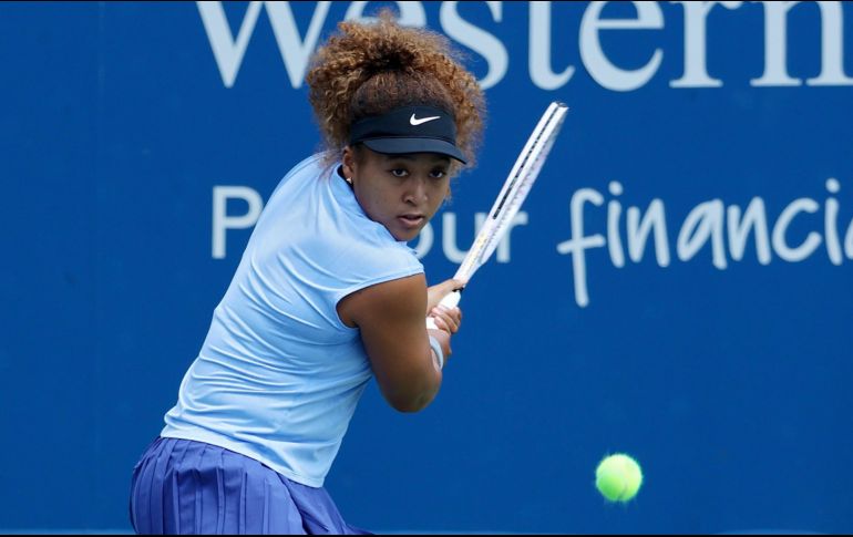 Naomi Osaka se recuperó tras caer en el primer set para lograr una victoria de 4-6, 6-3, 6-4 sobre la estadounidense Coco Gauff en segunda ronda. AFP/D. BUELL
