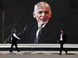 Fotografía mural de Ashraf Ghani en el aeropuerto de Kabul. El expresidente afgano no ha hablado sobre su exilio ni su futuro. AP/R. Gul