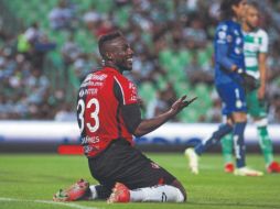 Incisivo. Julián Quiñones fue el referente al ataque y el autor del gol del Atlas, pero su trabajo apenas alcanzó para la igualada en la visita a Santos. Imgao7