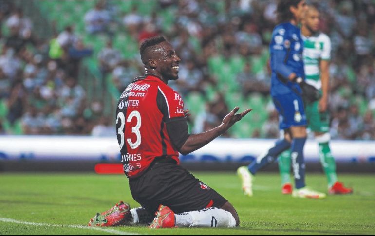 Incisivo. Julián Quiñones fue el referente al ataque y el autor del gol del Atlas, pero su trabajo apenas alcanzó para la igualada en la visita a Santos. Imgao7