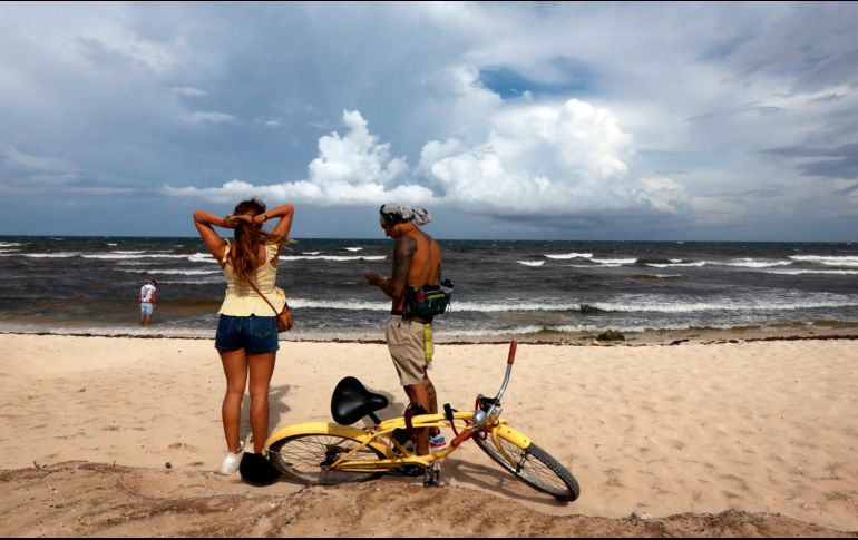 Inició la evacuación de turistas alojados en los centros de hospedaje que se localizan en la zona hotelera de Tulum. AP/M. Ugarte