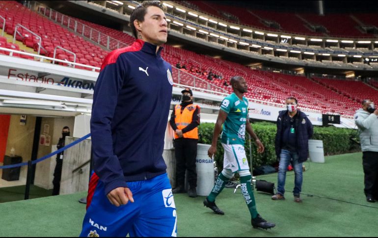 En redes sociales circula un video en el que se aprecia el momento en el que el defensa de Chivas encaró a los aficionados cuando salía del campo. IMAGO7
