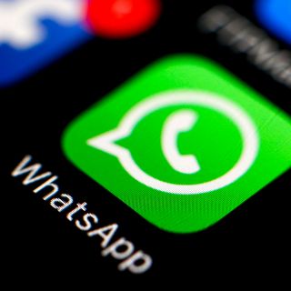 ¿Qué es y cómo activar el modo súper oscuro de WhatsApp?