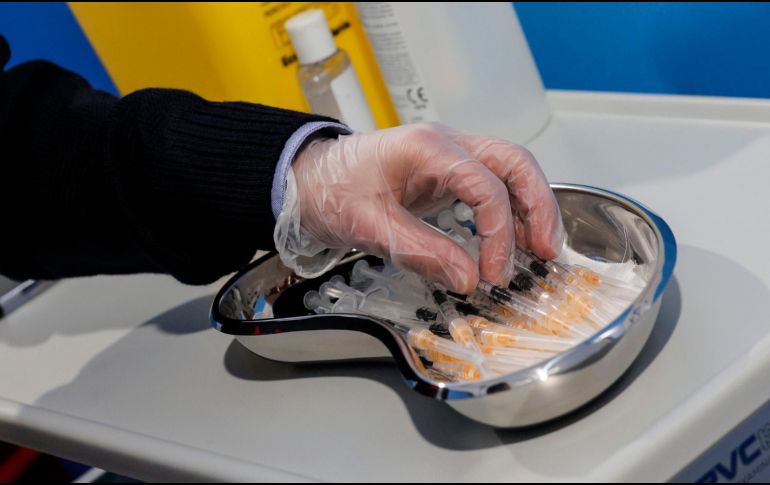 El estudio coincide con la noticia de que varios países, entre ellos el Reino Unido, prevén lanzar una campaña para inyectar una tercera dosis de la vacuna. EFE / ARCHIVO